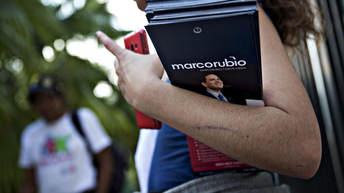 Una voluntaria sostiene material en apoyo a la candidatura de Marco Rubio.
