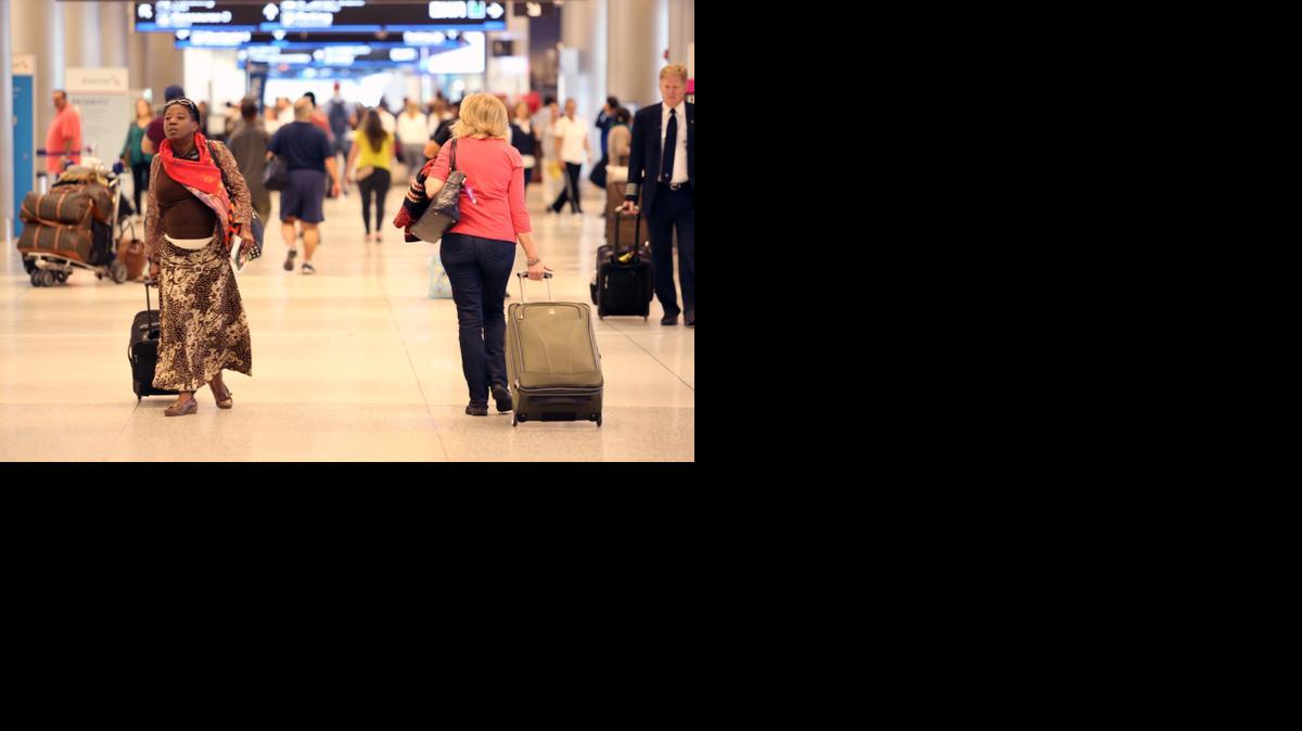 Foto de archivo. Pasajeros se dirigen a sus puertas de embarque en el Aeropuerto Internacional de Miami. 

