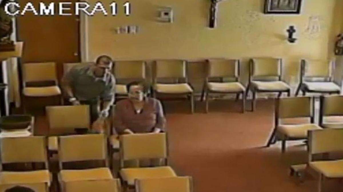 Jonathan Somps fue captado en video de vigilancia mientras le robaba el bolso a una mujer de 84 años el 20 de diciembre, en una iglesia de North Lauderdale.