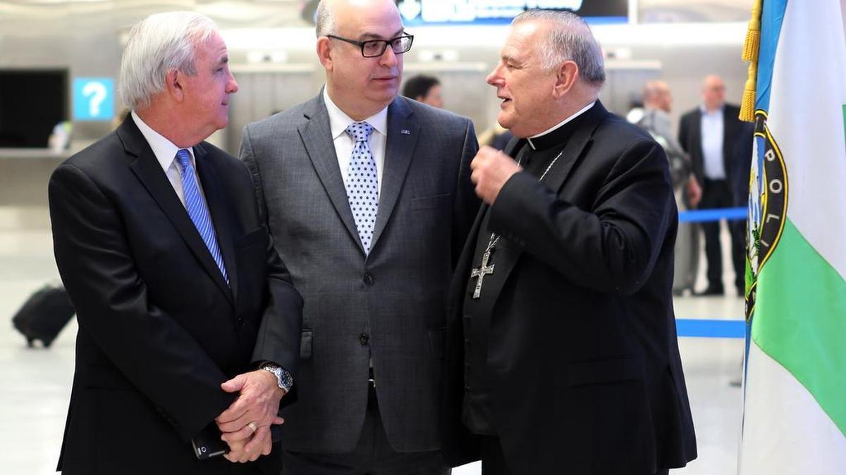 El alcalde de Miami-Dade Carlos Giménez, Emilio González, administrador del MIA, y el Arzobispo de Miami Thomas Wenski, durante el evento de este jueves en el aeropuerto.