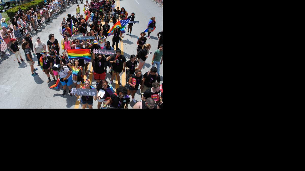 
Cientos de personas participan hoy, domingo 12 de abril de 2015, en el desfile del orgullo gay en Miami Beach (EE.UU.). Centenares de personas participaron hoy en el evento, el primero que se desarrolla tras la aprobación del matrimonio homosexual en el estado de Florida y a cuyo reclamo por la igualdad se sumó el actor y presentador Mario López. 
