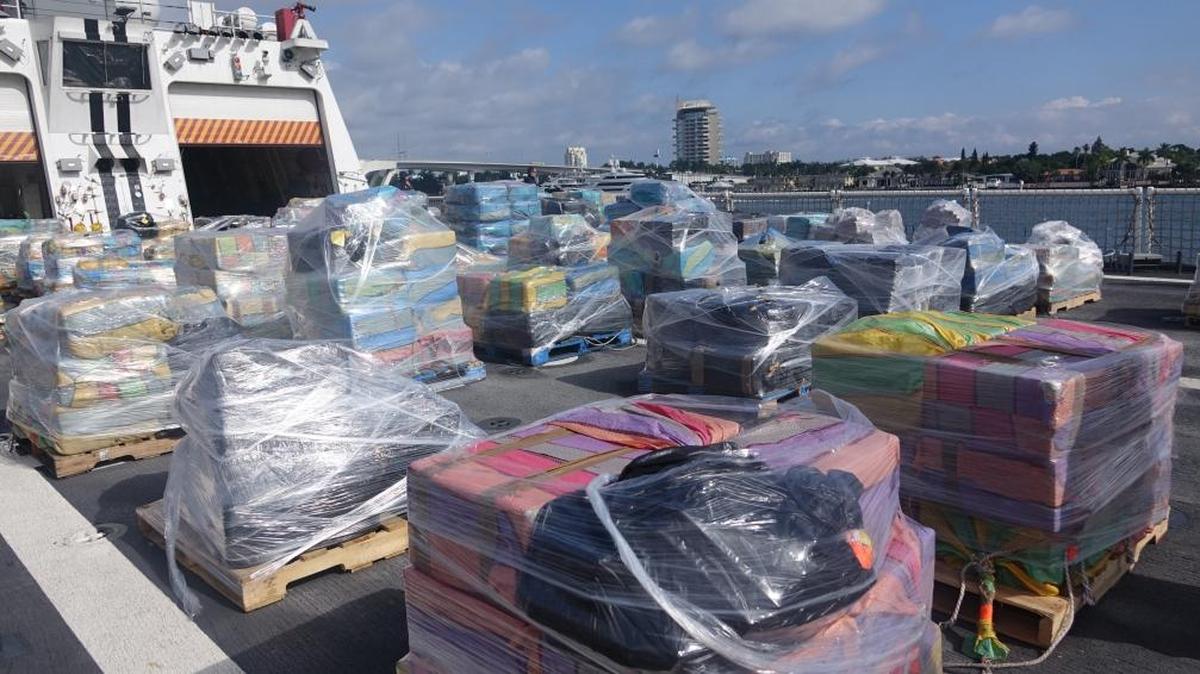 Esta foto de archivo muestra la llegada en diciembre pasado al Puerto Everglades de las 26.5 toneladas de cocaína abordo del escampavías Hamilton del Servicio de Guardacostas.