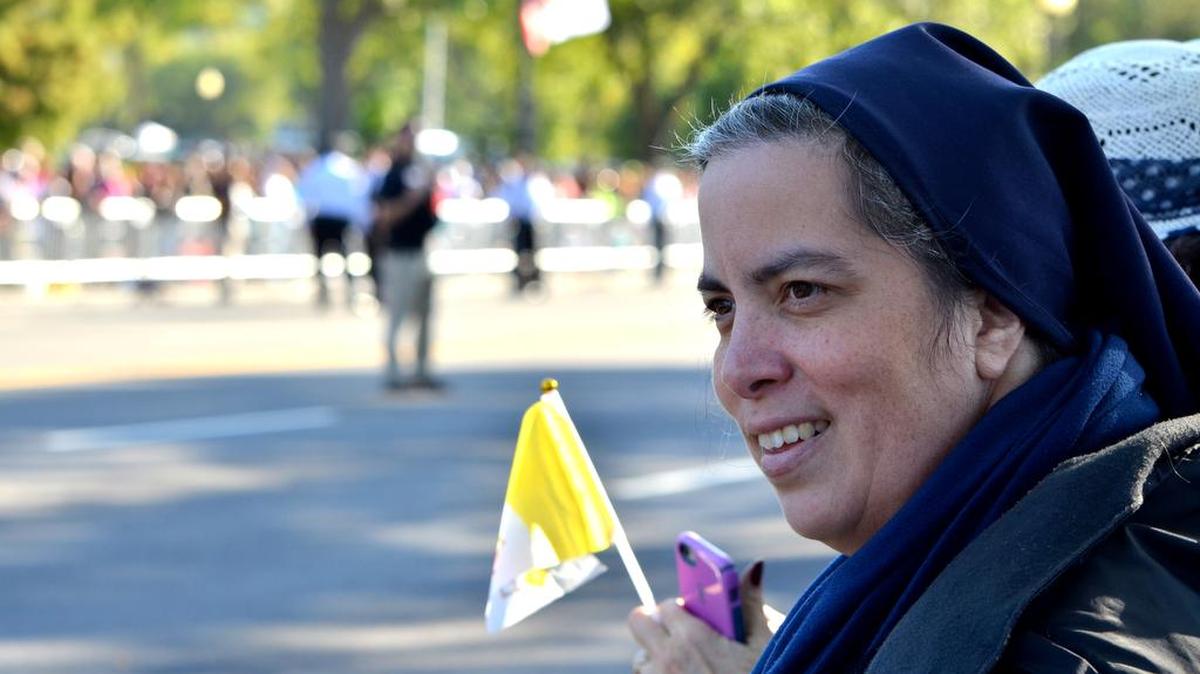 
La hermana Iliana Aponte, de La Ermita de la Caridad, ha visto antes a otros papas: Juan Pablo II y Benedicto XVI, ambos en eventos de los Días Internacionales de la Juventud. Ella se aseguró en Wahington de estar en el frente y tener uno de los mejores puntos en la calle.


