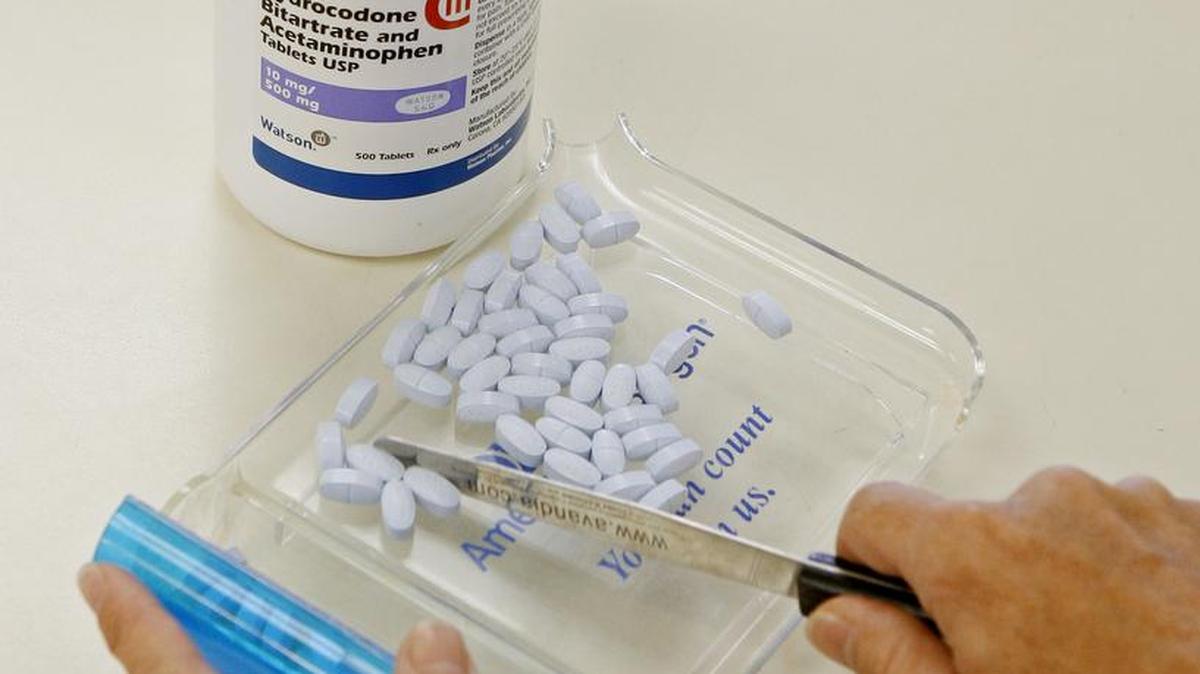 Roberto A. Fernández, de 51 años, elaboró un fraude que involucró la presentación de reclamaciones falsas y fraudulentas al Medicare y la prescripción ilegal de sustancias controladas, incluyendo oxicodona, alprazolam e hidrocodona, según las autoridades. Foto de archivo.