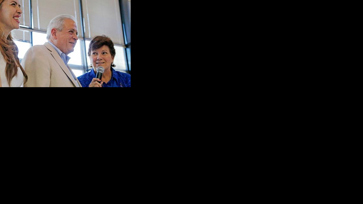 
Raquel Regalado (izq.) y su padre el actual alcalde de Miami, Tomás Regalado, en el centro Myers Senior Center, con Marta González hablando a la comunidad del centro, la semana pasada. 


