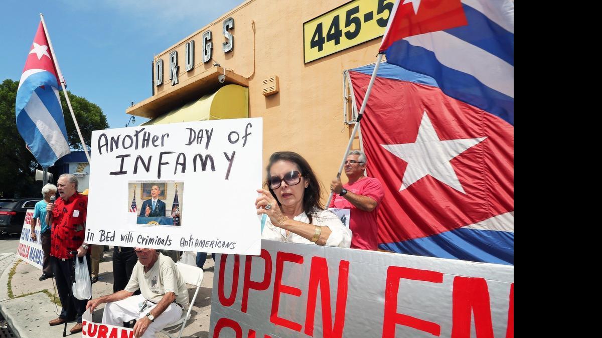 
Una integrante del grupo “Vigilia Mambisa” protesta el lunes frente al restaurant Versailles en la Calle 8 de La Pequeña Habana. 
.
