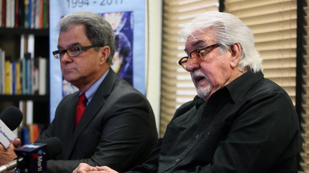 De izquierda a derecha , Ramón Saúl Sánchez, Presidente del Movimiento Democracia y Jorge García, quien perdió a 14 miembros de su familia en el hundimiento del remolcador “13 de Marzo” el 15 de julio de 1994, habla durante el recordatorio y la presentacion del libro “El Hundimiento del Remolcador 13 de Marzo”, el jueves 13 de julio del 2017 en Miami.