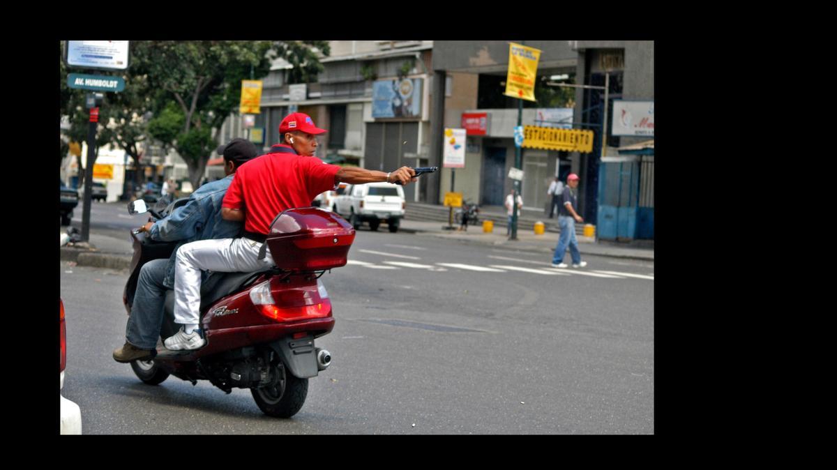 
Un efectivo policial dispara su arma de reglamento contra un grupo de manifestantes adversos al presidente venezolano Hugo Chávez. El hecho ocurrió en la avenida Casanova, en Caracas, capital venezolana.
