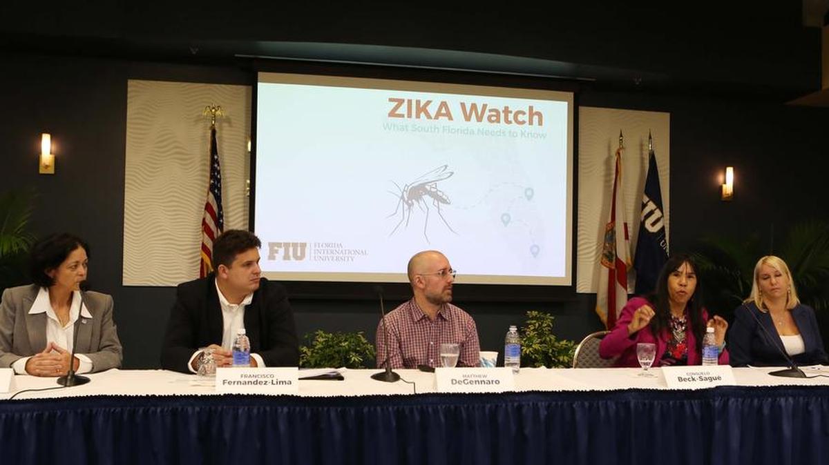 Un grupo de expertos en zika hablan durante un panel de discusión sobre el virus en la Universidad Internacional de Florida (FIU) el 3 de febrero de 2016.