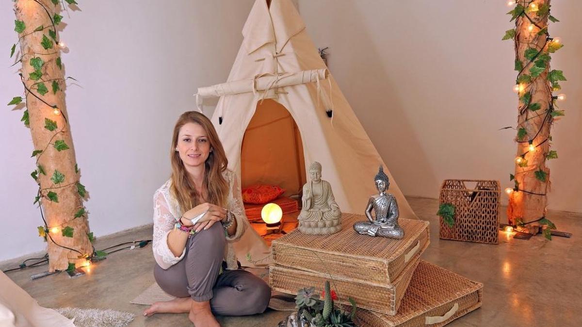 
Marcela Muñoz, propietaria de Bodhi Tree House en Wynwood, que cuenta con numerosos objetos y espacios para ayudar a la meditación.
