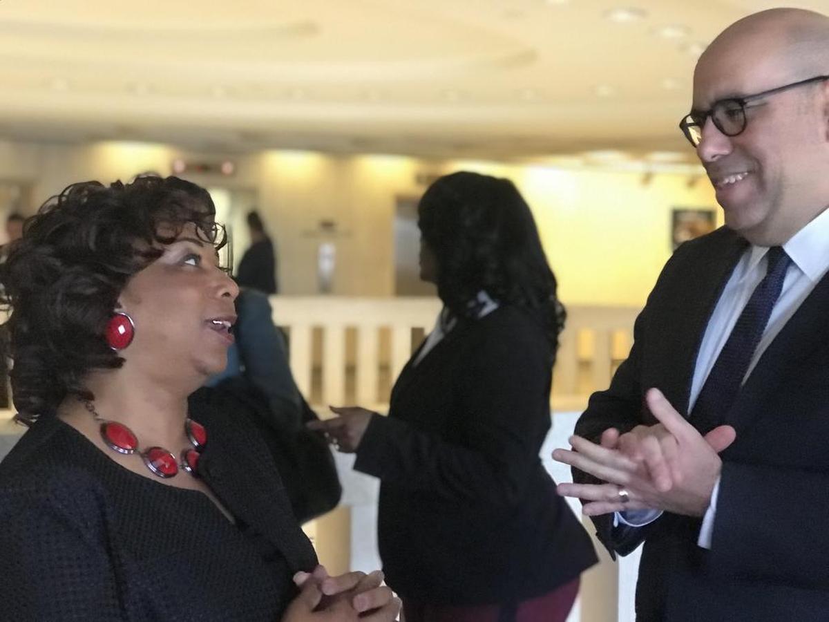 Sherry Johnson conversa con Agustin Corbella, un cabildero del Tahiri Justice Center, un grupo sin fines de lucro para menores y mujeres.