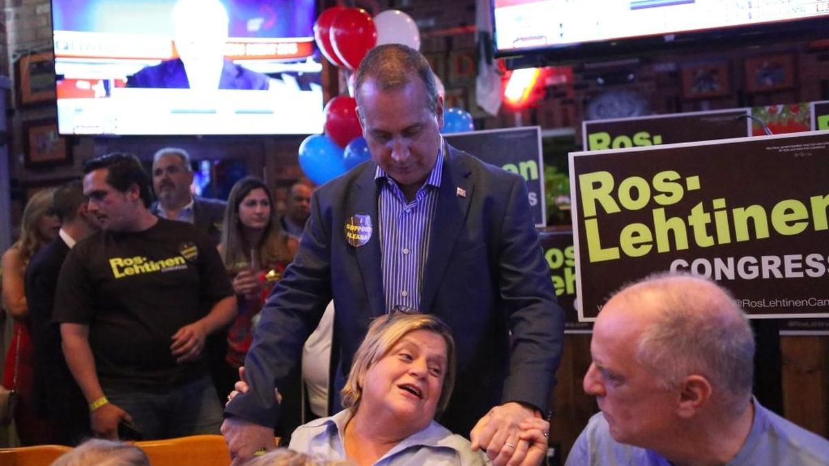 Los congresistas republicanos, de origen cubano, Mario Díaz-Balart (de pie), e Ileana Ros-Lehtinen, celebran el martes sus respectivos triunfos en las elecciones generales.
