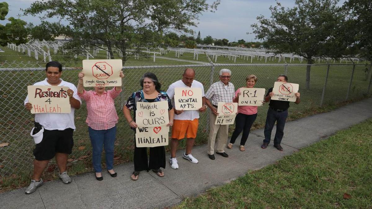 
Un grupo de vecinos protesta por construcción de un complejo de viviendas en Hialeah, a las afuera del terreno donde se tiene previsto desarrollar un complejo de apartamentos.
