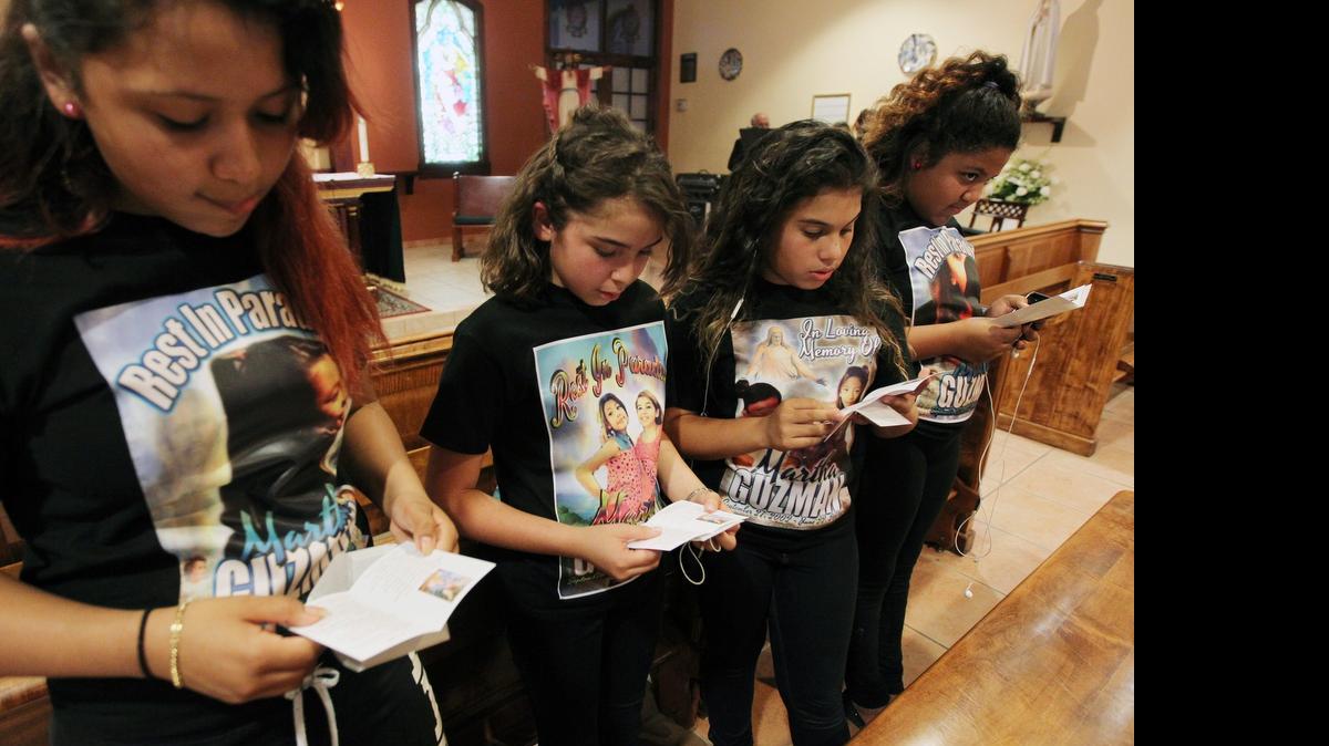 
Desde la izquierda, Shelly Muñoz , Stephanie Padilla, Kiana Cruz y Emely Martinez, las mejores amigas de Martha Guzmán, durante la misa al primer aniversario de su muerte en la Iglesia San Juan Bosco de la Pequeña Habana, el sábado, 20 de junio.
El sacerdote Yader Centeno parroco de la Iglesia de San Juan Bosco, en la Pequeña Habana ofrece La Sagrada Comunión en honor a la joven Martha Guzman, asesinada a manos de su padrastro hace un año. En la imagen, de izquierda a derecha, del 2015.
