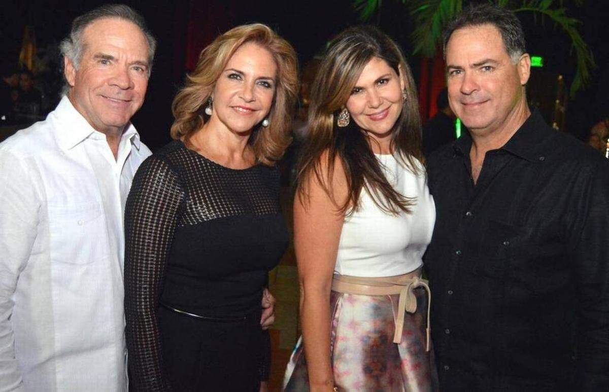 La familia Munilla es propietaria de Munilla Construction Management, la firma de South Miami que construyó el puente peatonal que colapsó el 15 de marzo de 2018 en la Universidad Internacional de Florida. En la foto, dos de los socios, Pedro Munilla, a la izquierda, y Juan Munilla, a la derecha. En la foto junto a sus maridos están las esposas Madeline Munilla y Laura Munilla.