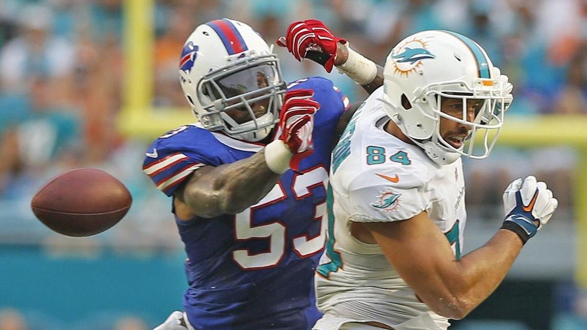 Nigel Bradham, izquierda, cuando todavía jugaba para los Buffalo Bills, durante un partido contra los Miami Dolphins, el 27 de septiembre del 2015 en el Sun Life Stadium de Miami Gardens.