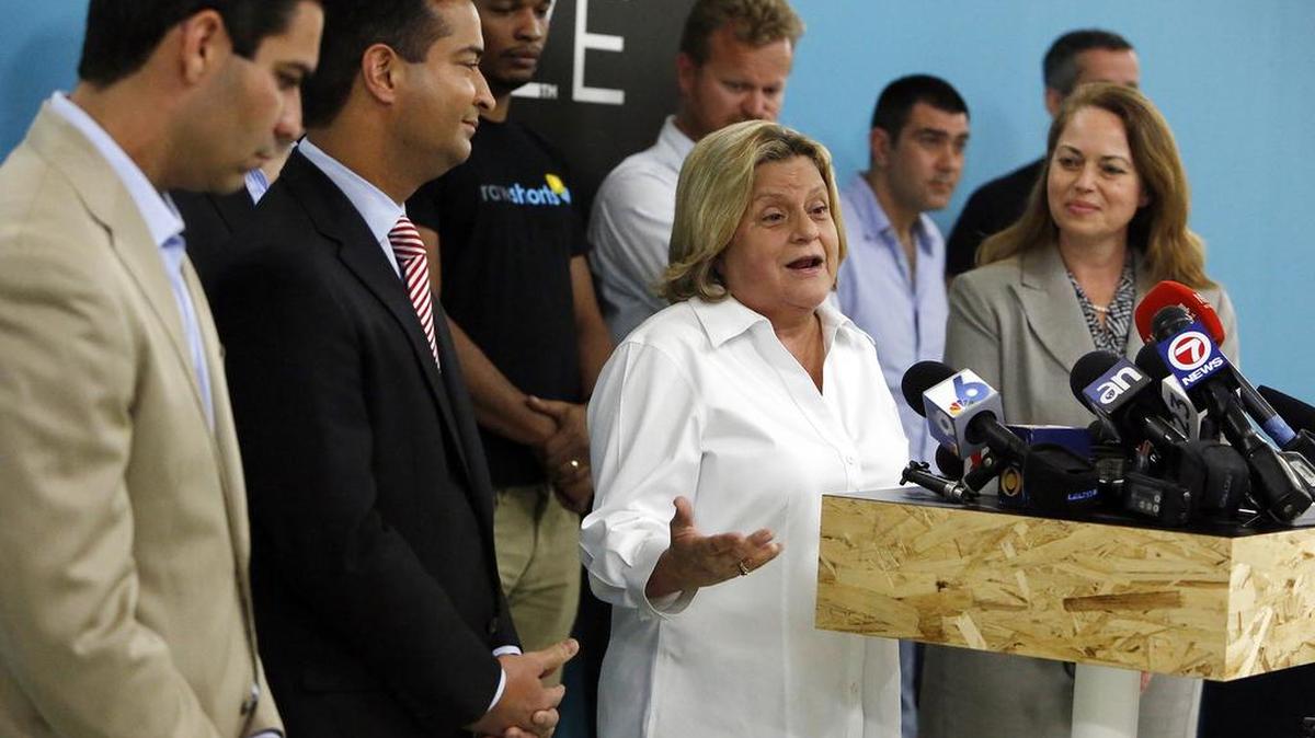 La congresista Ileana Ros-Lehtinen habla con reporteros el martes 21 de febrero del 2017 en Miami. A la izquierda el comisionado Francis Suárez, de la ciudad de Miami, y el congresista Carlos Curbelo.