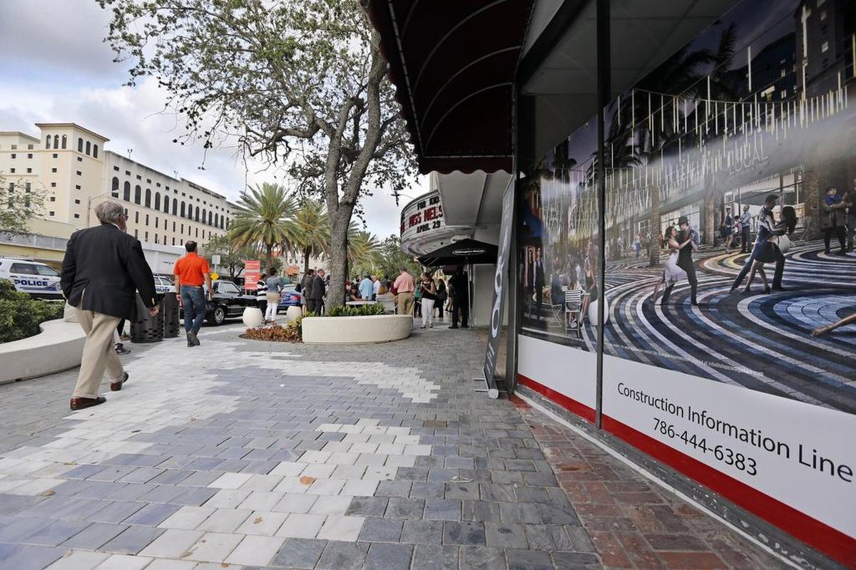 Vista de una zona terminada de la reconstrucción de Miracle Mile en mayo del 2017, cuando el proyecto ya tenía varios meses de atraso.