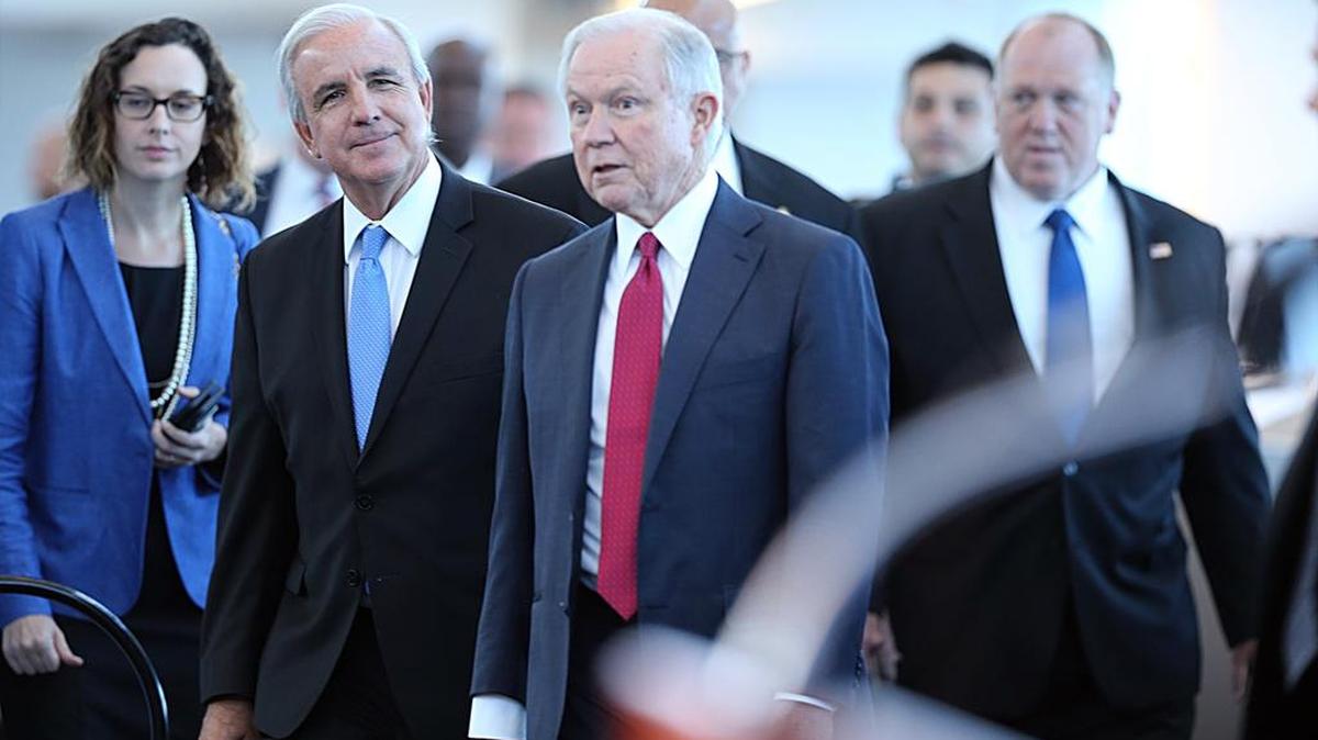 El alcalde de Miami-Dade, Carlos Giménez, segundo de la izquierda, sonríe mientras acompaña al secretario de Justicia Jeff Sessions , al centro, en su visita al Puerto de Miami.