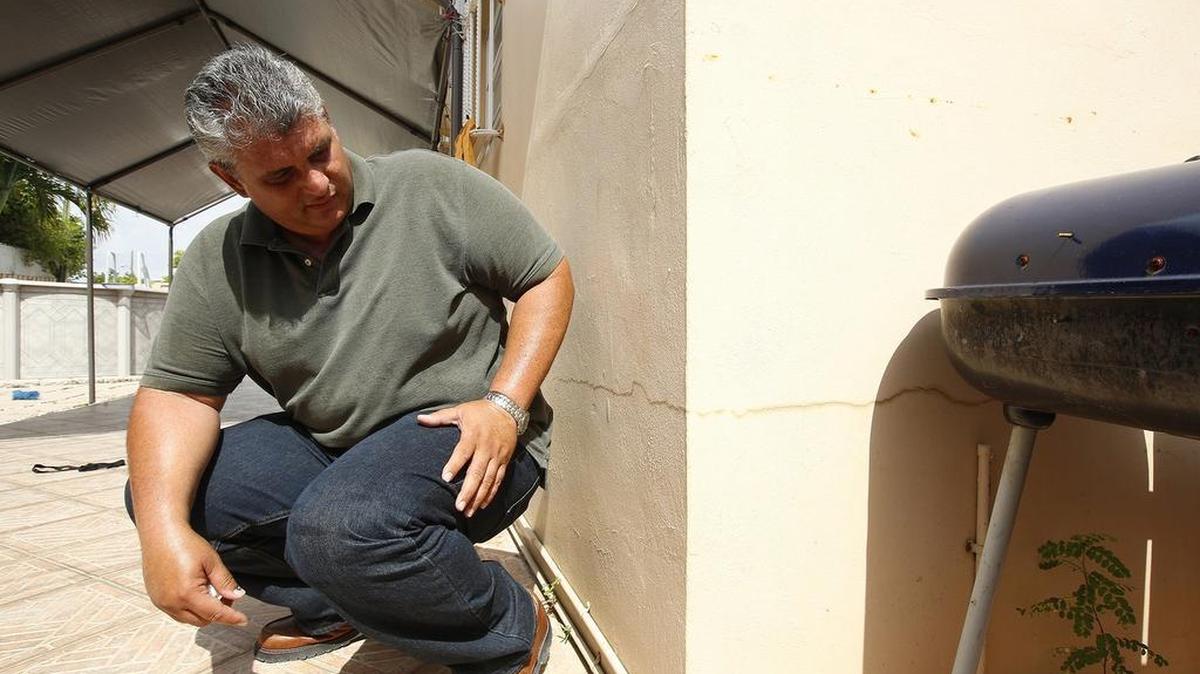 
Osvaldo Alain Méndez muestra una de las grietas que dice han aparecido en su vivienda gracias a las obras de remodelacion de la avenida 4 del oeste, el viernes en Hialeah.


