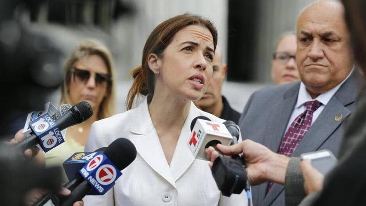 Raquel Regalado habla los medios en octubre pasado frente al Tribunal de Miami-Dade.