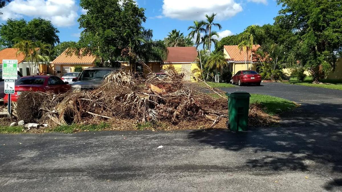 Un montón de desechos en el vecindario de Greenway Lakes, en el suroeste de Miami-Dade. La recogida de escombros se ha demorado porque el Condado Miami-Dade exige a las asociaciones de propietarios en vías privadas que firmen una exención que les permita entrar a recoger los escombros.