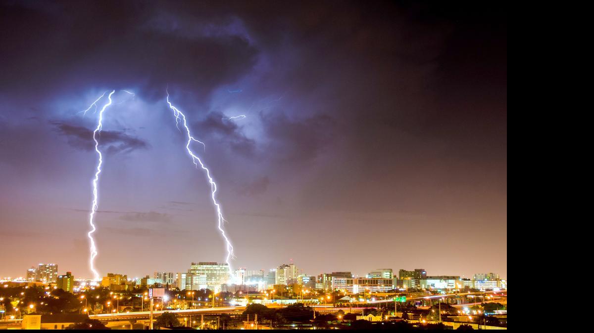 
Una tormenta eléctrica sobre el downtown de Miami.


