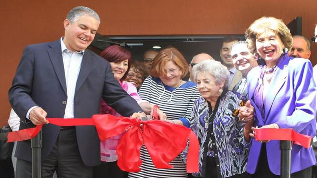 
El comisionado condal Bruno Barreiro y la periodista y locutora radial Martha Flores presidieron la inauguración y el corte de la cinta del nuevo edificio localizado en Shenandoah.


