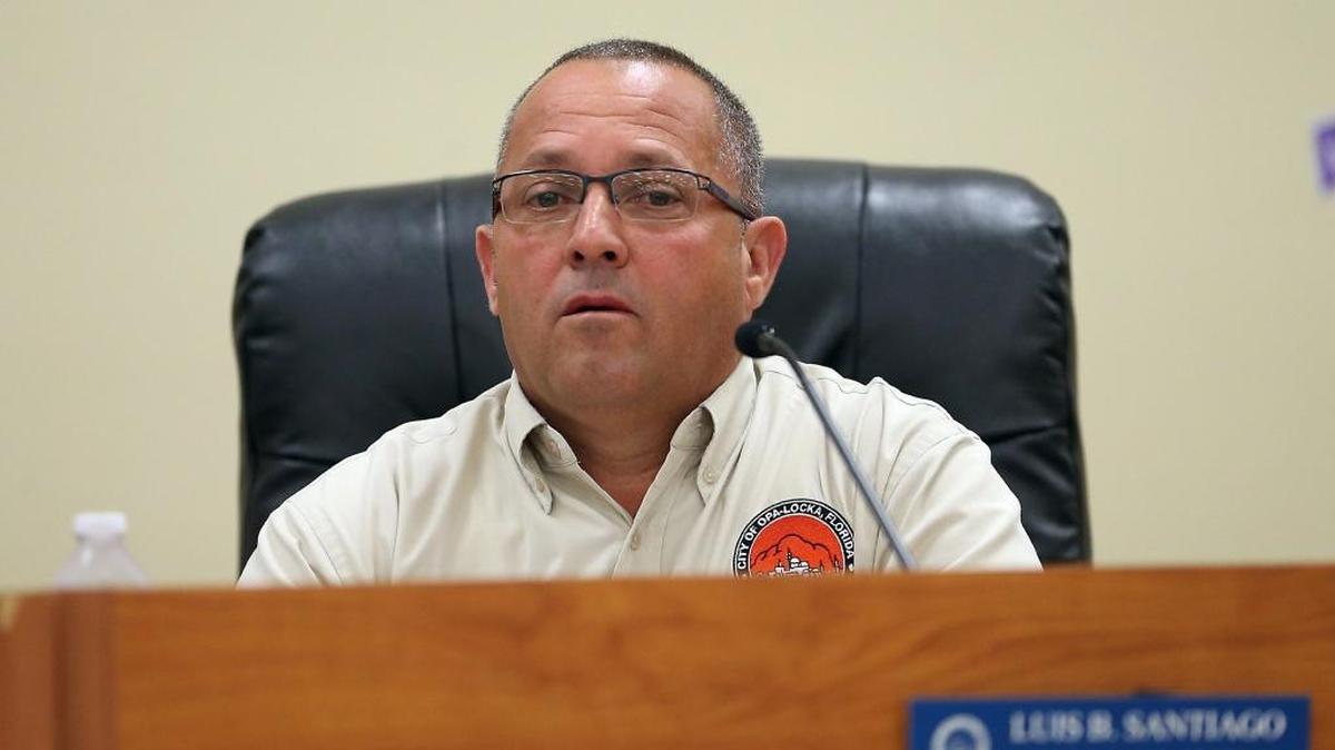 El ex comisionado de Opa-locka Luis B. Santiago se entregó a las autoridades federales el viernes.