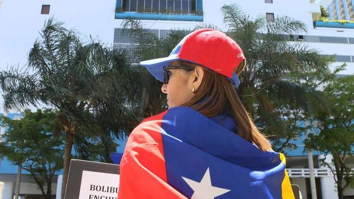 Carol Quintero, exiliada venezolana, protesta en contra de Venezolanos Enchuflados que han estado invirtiendo sus dineros en negocios en el Sur de la Florida, como es el caso de Herman Escarra que tiene una peluquería y un almacen en Miami.