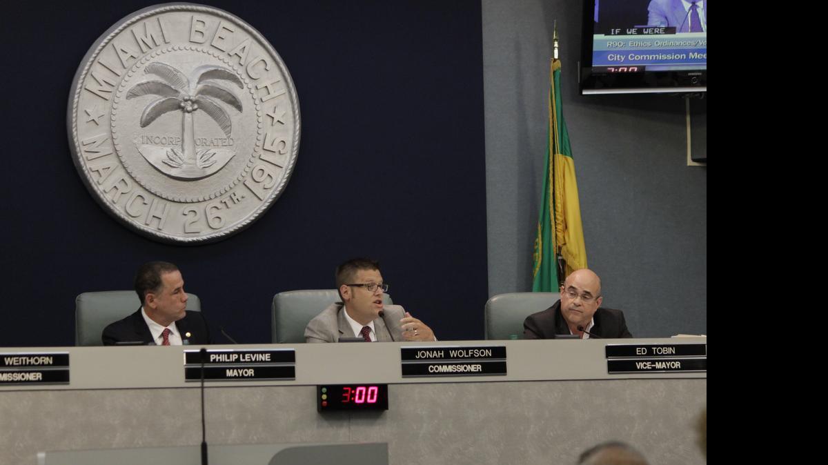 
Philip Levine, alcalde de Miami Beach, el comisionado Jonah Wolfson y el vicealcalde Ed Tobin discuten, este miércoles, el tema de la financiación de campañas. 


