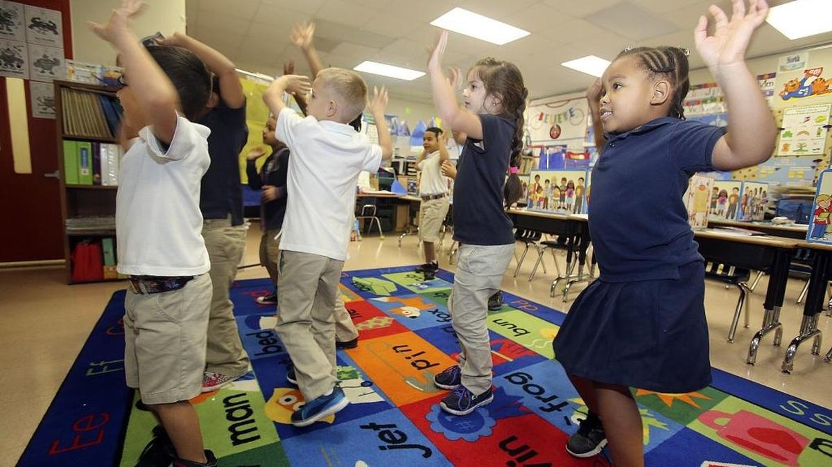Jedidiah Jeune (der.) se une a sus compañeritos de kinder en la escuela David Lawrence Jr. Primary Learning Center de North Miami en hacer una de las rutinas de GoNoodle en internet.