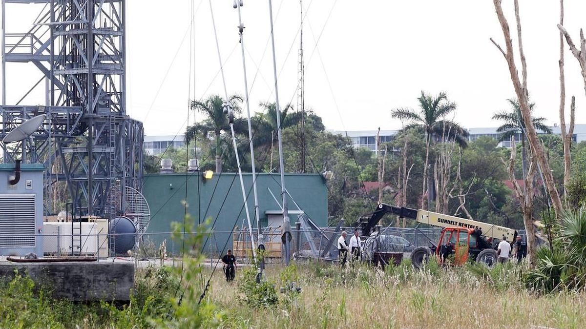 Investigadores en el sitio donde murieron tres personas tras caer de una torre de televisión en Miami Gardens.