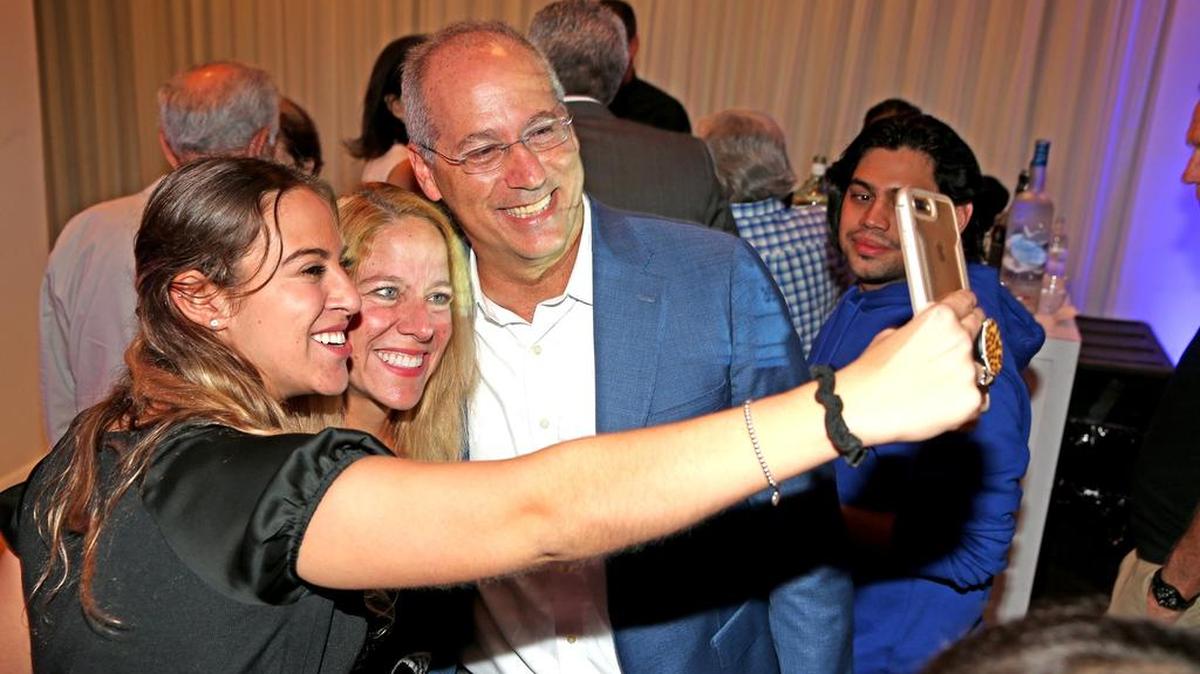 Dan Gelber, ganador de la alcaldía de La Playa, se toma un selfie con las simpatizantes Risa y Daniel Schwartz el martes.