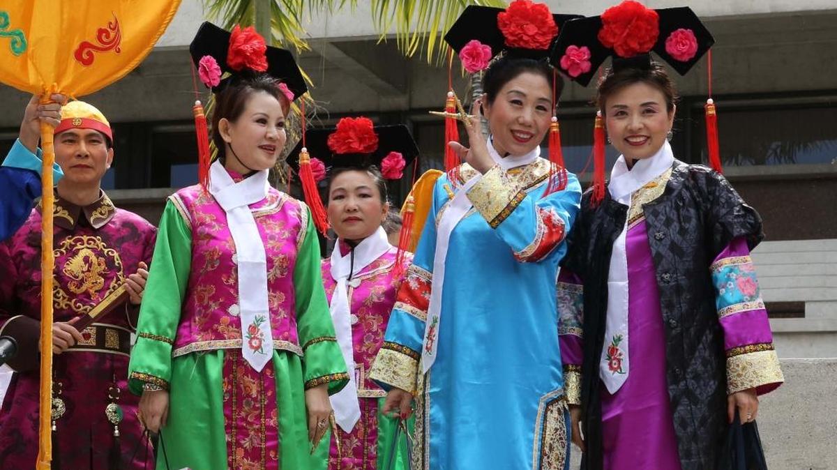 Algunas bailarinas del grupo de danza y baile JingLu durante el Festival del Año Nuevo chino el domingo en el MDC de Kendall.