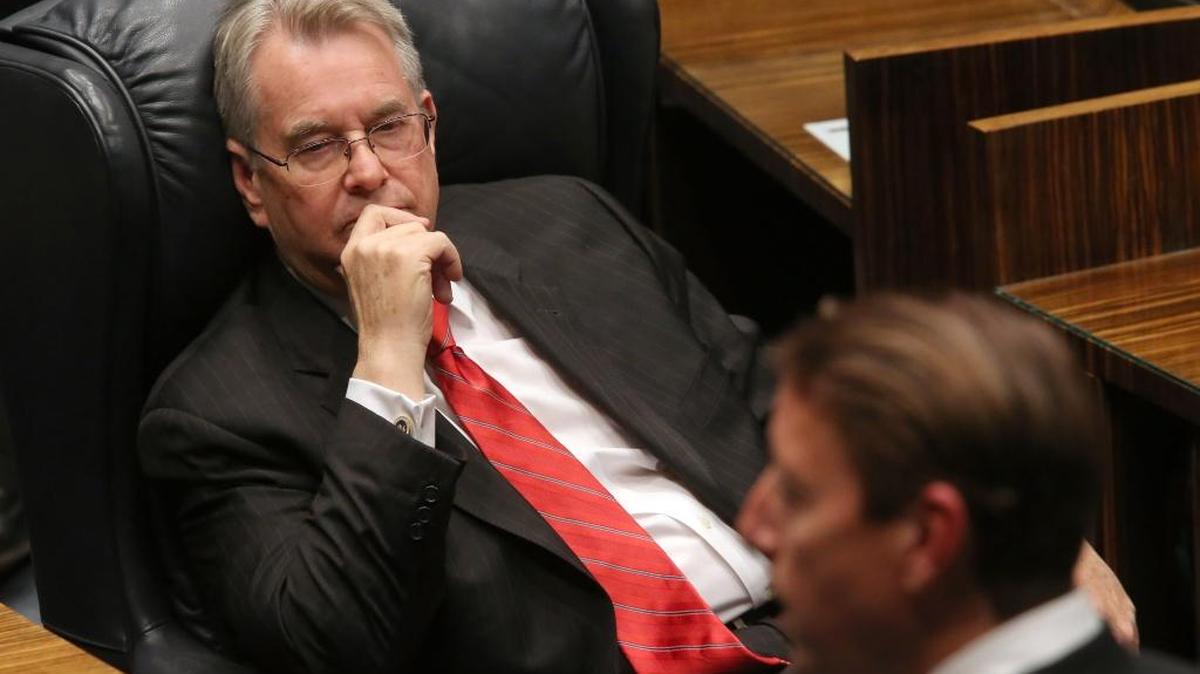 
El senador Don Gaetz, republicano por Niceville, escucha los argumentos del senador Bill Galvano, en Tallahassee.
