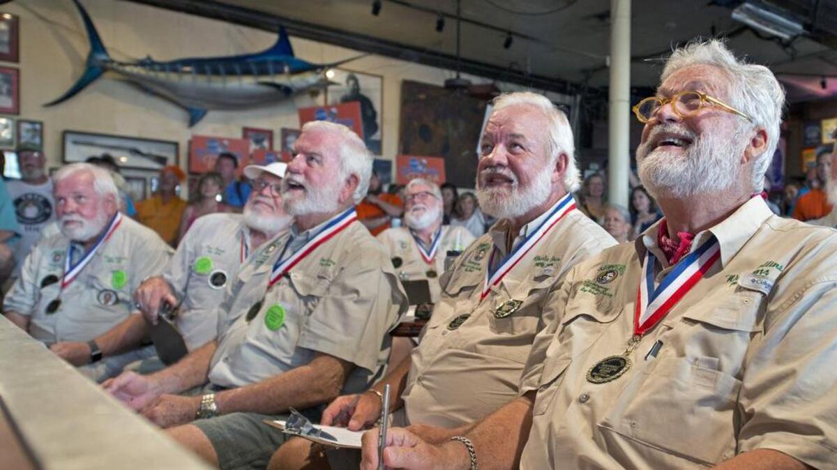 Un grupo de hombres barbudos y canosos parecidos a Ernest Hemingway compiten en julio del 2017 por el premio del Sloppy Joe’s de ser el más parecido al famoso escritor.