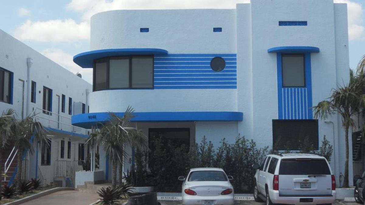 Uno de los edificios diseñados por el arquitecto Henry Hohauser en 1946 y de estilo Streamline Moderne en Surfside.