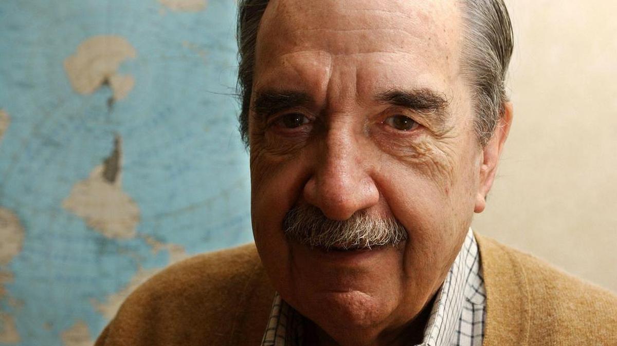 Fotografía del 10 de diciembre de 2003, que muestra al ex presidente argentino Raúl Alfonsín (1983-1989), de 82 años.