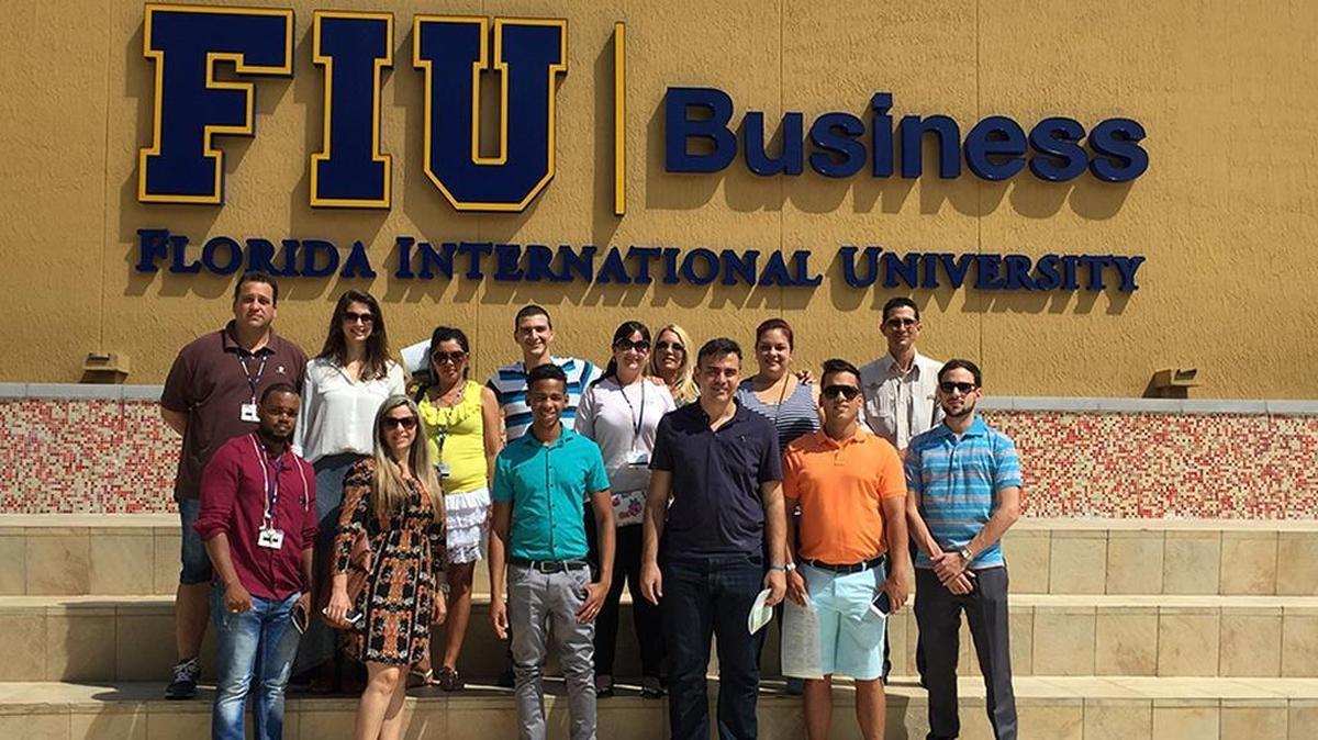Un grupo de jóvenes cubanos del programa InCubando en la Universidad Internacional de Florida (FIU) en Miami.