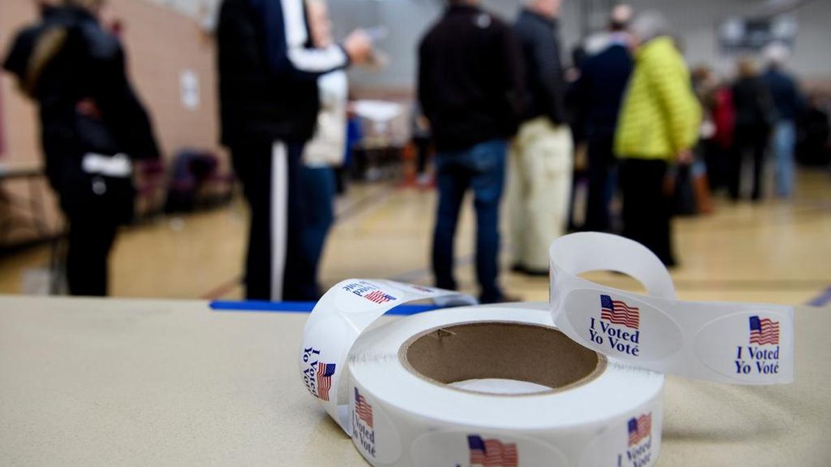 Personas esperan en fila durante la votación temprana en un centro comunitario el 25 de octubre de 2018 en Potomac, Maryland, dos semanas antes de las principales encuestas de medio término en los Estados Unidos.