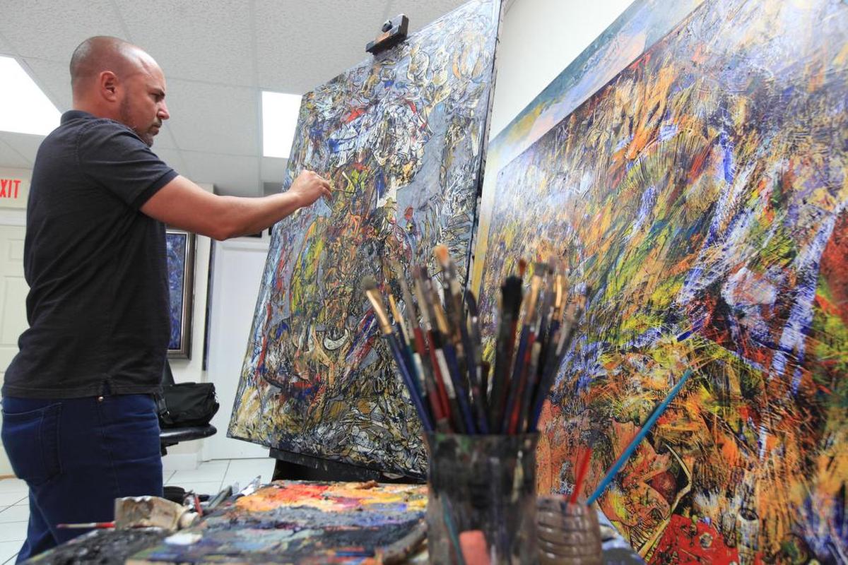 El pintor cubano Fredy Villamil en su estudio de Hialeah.