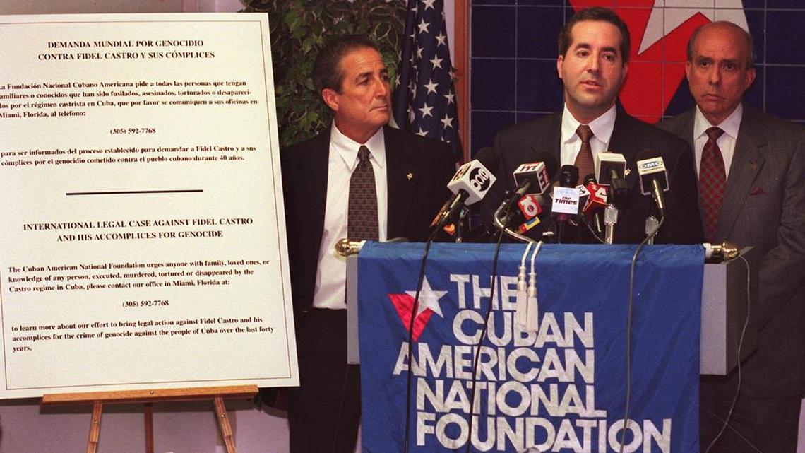 Jorge Mas Santos (cen.), con el presidente de la FNCA “Pepe” Hernández (izq.) y el doctor Alberto Hernández, durante una conferencia de prensa en 1998.