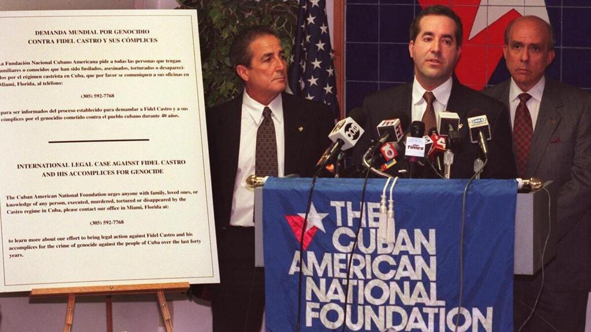 Jorge Mas Santos (cen.), con el presidente de la FNCA “Pepe” Hernández (izq.) y el doctor Alberto Hernández, durante una conferencia de prensa en 1998.