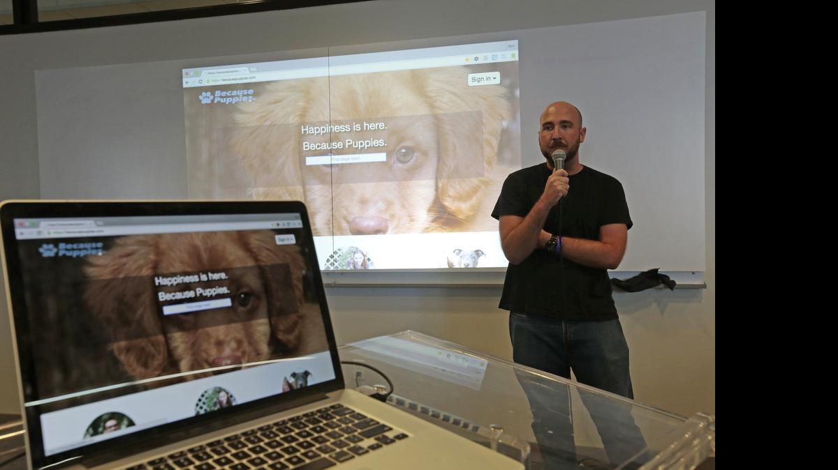 
Ben Lavalley presenta su proyecto www.BecausePuppies.com, una aplicación que permite adoptar o incluso prestar o rentar una mascota de un refugio de animales, durante la presentación de trabajos realizados durante la Hackathon en el Miami Dade College Idea Center, el domingo.
