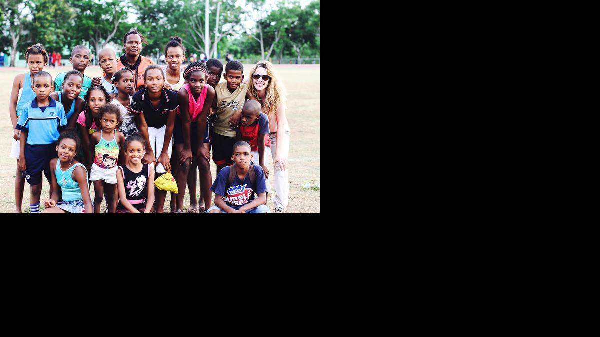 
Eglantina Zingg, en el extremo derecho, posa con un equipo de niños no identificados.
