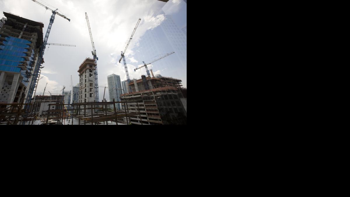 
La construcción del Brickell City Centre, que muestra, de izquierda a derecha, las estructuras del hotel EAST, el Miami Wellness y el Condo North, en sus primeras etapas de construcción estructural.


