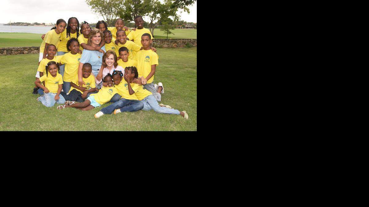 
Lian Fanjul de Azqueta y su hija Lyanne, rodeadas de un grupo de estudiantes del centro MIR, en República Dominicana. 
