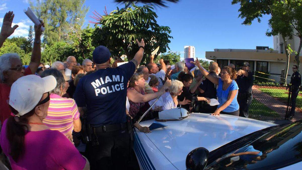 Cientos de ancianos esperaron durante horas para pedir las viviendas. Walter Michot/Miami Herald