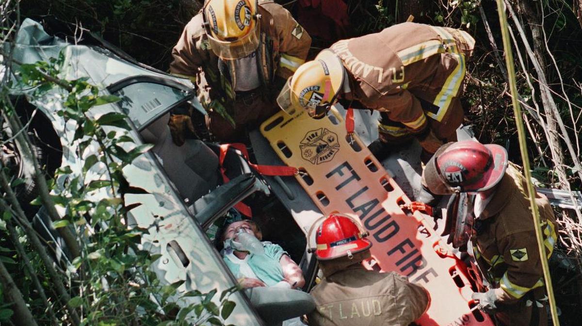 
Bomberos de Fort Lauderdale rescatan a Tillie Tooter, residente de Pembroke Pines, el 15 de agosto de 2000. El auto de Tooter fue desviado de la carretera por otro vehículo y cayó en un pantano lleno de serpientes y caimanes. Tooter, que tenía 83 años, sobrevivió el accidente.
